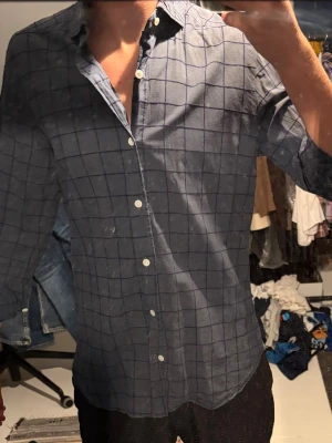 Blårutig skjorta från Barba - Snygg blårutig skjorta från det klassiska italienska Barba från Neapel med klassisk krage och knappar framtill. Skjortan är tillverkad i mjuk bomull och har långa ärmar. Perfekt för dig som gillar stilrena och tidlösa plagg.