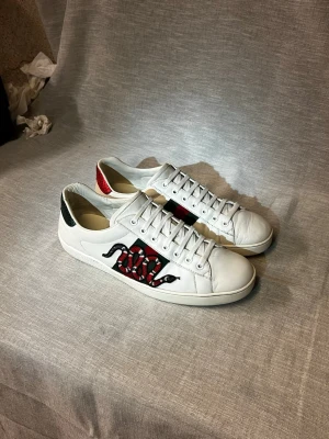 Gucci ace - Säljer nu dessa sjukt feta Gucci ace snake. Skorna är i mycket fint skick och i storlek 43. Allt og fås med! Hör av dig vid minsta fråga!