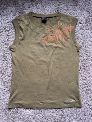 Vintage diesel topp linne - Supercoolt vintage diesel linne, sparsamt använt. Har Supercoolt tryck på ena sidan i form av en insekt. Inga skavanker såvitt jag kan se och 100% bomull. Storlek är M men skulle säga att den är mindre i storleken.