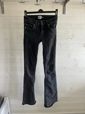 Svarta bootcut jeans XXS - Säljer ett par svarta bootcut jeans i storlek XXS. Jeansen har klassisk femficksdesign, hög midja och utsvängda ben. Materialet är denim med en lätt tvättad look. Perfekta för dig som gillar en trendig och avslappnad stil.