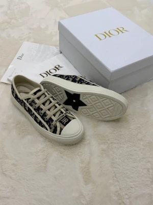 Dior walk n dior - Skorna är inte använda mycket, säljer dom pågrund utav att dom bara står hemma. Pris kan diskuteras❤️ skriv för mer info!