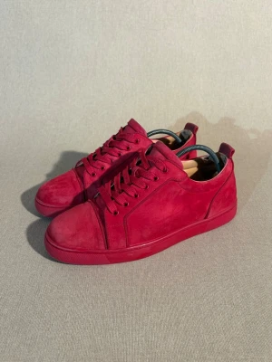 Christian Louboutin Louis Junior - Storlek: 41,5 EU = 7,5 UK | Färg: Röd/burgundy | Skick: Okej skick | Defekter: Lite slitage på ytter sulan. Insidan vid hälen har materialet slitits upp. Mockan har tecken på användning | Material: Mocka | Tillbehör: Äkthets verifikat från Vestiare collective |  Pris: 2699kr | Dm för frågor.