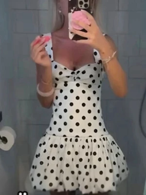 Zara klänning  - Jättefin prickig Zara klänning som inte kommer till användning. (Inte min bild)
