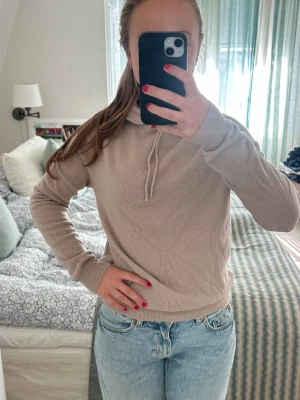 Beige cashmerehoodie - Säljer min softgoat hoddie i en beige färg
