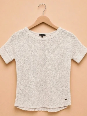 Vit stickad kortärm Tommy Hilfiger y2k  - Snygg vit stickad t-shirt från Hilfiger med korta ärmar och rund hals. Tröjan har en avslappnad passform och är tillverkad i ett luftigt, grovstickat material. Metallbricka med Hilfiger-logga sitter fastsydd nedtill på framsidan.