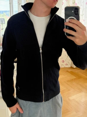Full zip  - Full zip från Jack and Jones. Kom gärna med frågor!