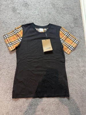 Svart buberry tshirt  - Svart buberry tshirt Sitter som XS