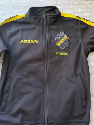 AIK boxning tröja  - Hej säljer denna tröja i S då jag inte använder den längre. Använd 2 gånger och är som ny.