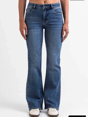 Madlady Midwaist jeans - Snygg blå flare jeans från madlady i längd EXTRA TALL. Perfekta för långa tjejer!! endast anväda 1 gång. Skit bra kvalitet och är väldigt bekväma💕är 174 och de är perfekt i längd på mig med klackar i referens. 💕💕