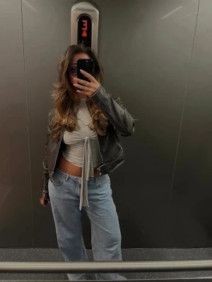 grå tröja  - super cool grå topp från LIATZ i storlek s, använd ett fåtal gången och i jättefint skick! skriv vid intresse eller frågor! 💕nypris 700kr 