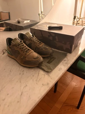Valentino rockrunners  - Valentino rockrunners, storlek 42 i bra skick. Vid frågar eller funderingar tveka inte på att skriv.