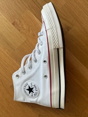 Converse Chuck Taylor All Star 70 - vita - Säljer mina Converse Chuck Taylor All Star 70 i vit i storlek 38 🤍 Har använts väldigt fåtal gånger och är i väldigt god skick. Inga större märken eller skador. 