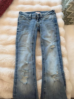Lågmidjade jeans  - Sååå snygga lågmidjade bootcut jeans med coola detaljer 💕 från Gina tricot! Strl xxs men passar även xs ☺️