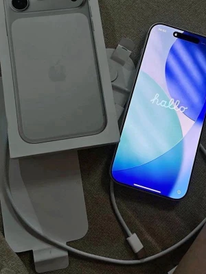 Vit iPhone 17 PRO Max  - Säljer en snygg vit iPhone med modern och slimmad design. Telefonen har rundade kanter, dubbla kameror på baksidan och levereras med originalkartong och laddkabel. Perfekt för dig som gillar stilren teknik och vill ha en kraftfull smartphone.