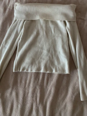Offshoulder ribbad topp - H&M - säljer söt offshoulder ribbad top från H&M som passar perfekt nu inför hösten💕 storlek XS som sitter fint och tight!🪷💌