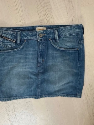 Diesel jeanskjol - Jeanskjol från diesel. Supersnygg men tyvärr lite för liten. Skriv vid frågor! 
