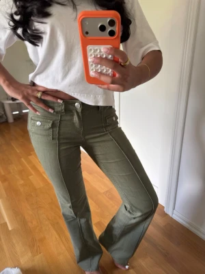 H&M olivgröna lågmidjade jeans  - Suuuuper snygga populära jeans från H&M. Slutsålda!! 