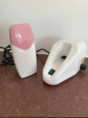 Vaxvärmare med laddstation - • Elektrisk vaxvärmare med tillhörande laddstation för refill. • Vaxvärmare / adaptern kan kopplas ihopa med en till adapter ( eller flera). • För hårborttagning/vax/varmvax. • vax ( till kassetten) ingår inte här.