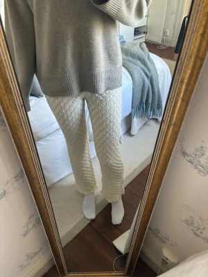 Vita stickade byxor  - Säljer ett par vita stickade byxor från ByMalina!!! Byxorna är knappast använda och i bra skick👏 nypris cirka 1900kr!!💕
