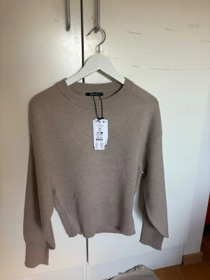 Beige stickad tröja från Gina Tricot - Säljer en stilren beige stickad tröja från Gina Tricot, den är helt ny och endast testas. Tröjan har rund halsringning, långa ärmar och ribbade muddar vid hals, ärmslut och nederkant. Perfekt basplagg i mjukt material som passar till allt. Nypris 399kr, mitt pris 220 🥰