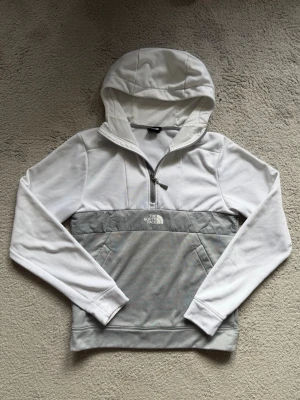 North Face 1/4 Zip - Fräsch North Face tröja, använd några gånger. Gammal sällsynt modell. För mer bilder eller frågor är det bara att skriva!