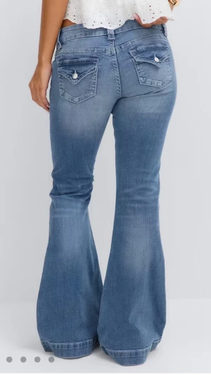 Blå bootcut jeans med fickdetaljer - (HELT NYTT SKICK aldrig använda!!) Snygga lågmidjade blå bootcut jeans med utsvängda ben trendiga bakfickor, säljs tyvärr för jag köpte fel storlek och kunde inte returnera tillbaka 💕hör av er vid intresse 