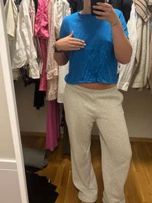 Blå  t-shirt från Zara - Säljer en blå  t-shirt från Zara i mjuk bomull. Storlek L. Den är knappt använd🫶