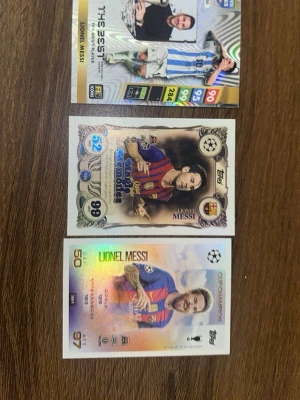 Samlarbilder Lionel Messi - Tre samlarbilder med fotbollsspelaren Lionel Messi. Korten har olika motiv och färger, med detaljer i guld, silver och holografiskt tryck. Perfekt för dig som gillar fotboll och vill utöka din samling med unika Messi-kort.