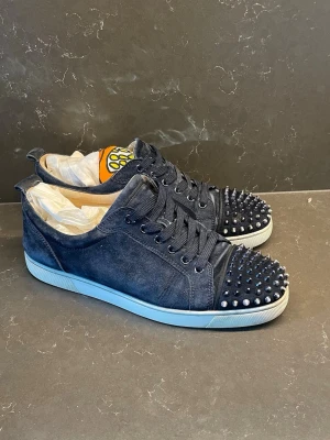 Loubs  - Alla nitar kvar, inget tillbehör tillkommer. Ändå defekten är att det är lite trasigt inuti skon vid hälen. 