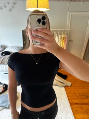 Topp med öppen rygg - Snygg topp med öppen rygg. Använd fåtal gånger, mycket fint skick. Går att få tvättad om så önskas. Bara att skriva om ni ha funderingar eller vill ha fler bilder!