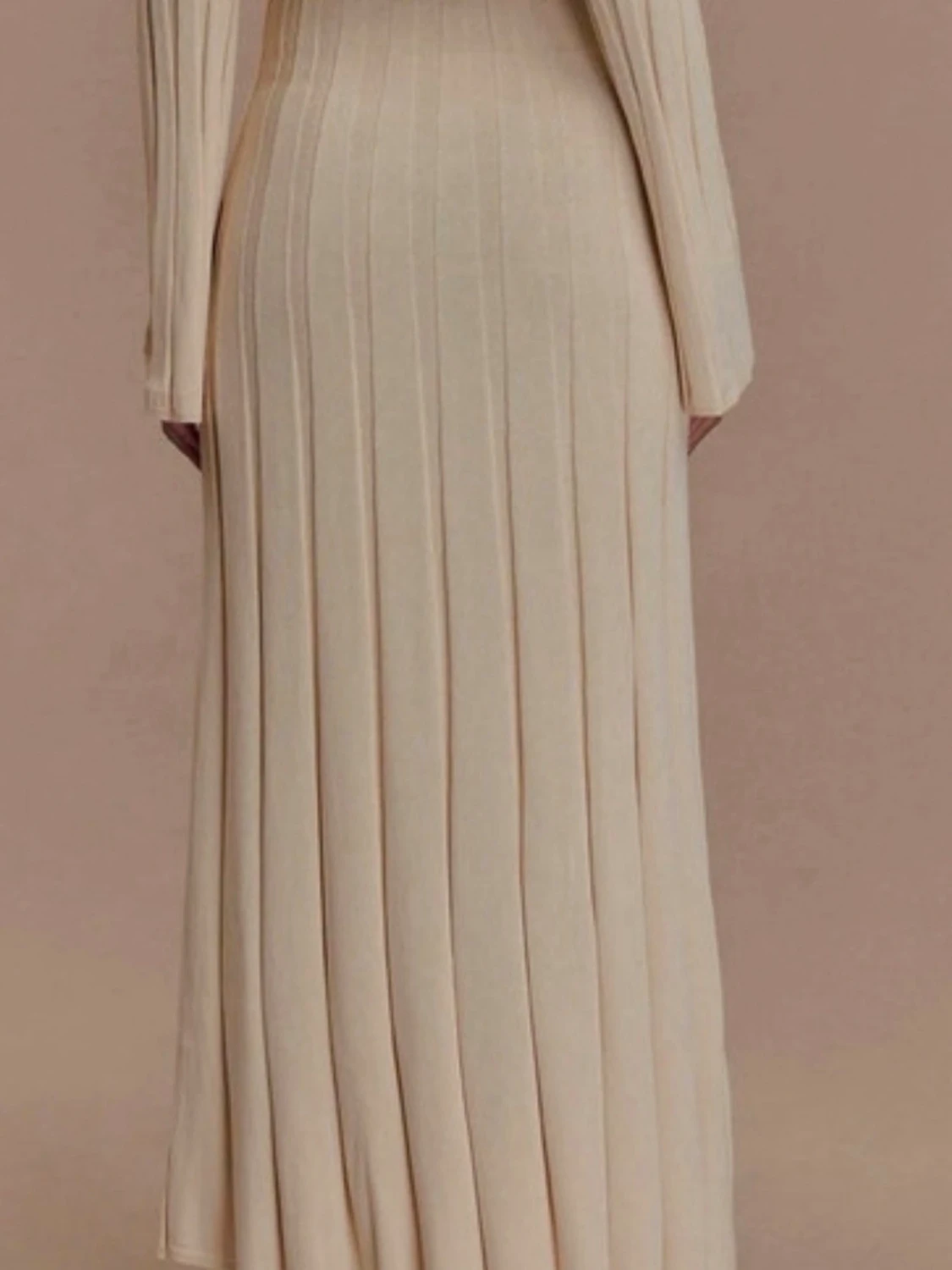 Offshoulder ribbad långklänning beige  - 1