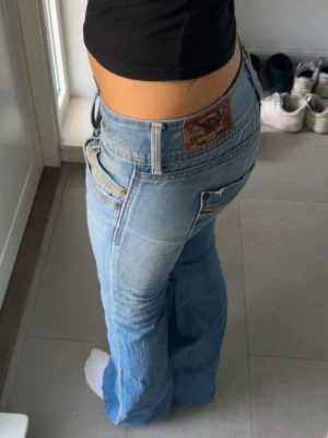 Ljusblåa lågmidjade bootcut jeans  - Midjemått: 37cm Innerbenslängd: 79 cm. Köpta på vinted, nersydd av tidigare ägare❤️