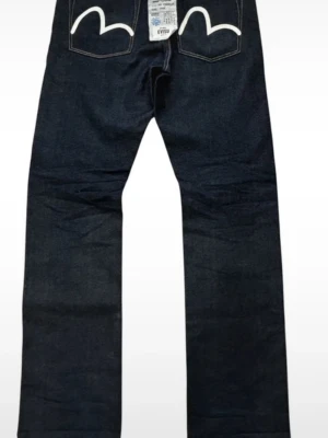 Evisu Straight leg jeans  - Säljer dessa Evisu straight leg jeans i nyskick! Använda 1 gång! Storlek 34/34! Mått: midja 43 längd 110! Obs lappen sitter ej kvar! Pris går att diskutera vid snabb affär! Hör av dig vid minsta fundering! 