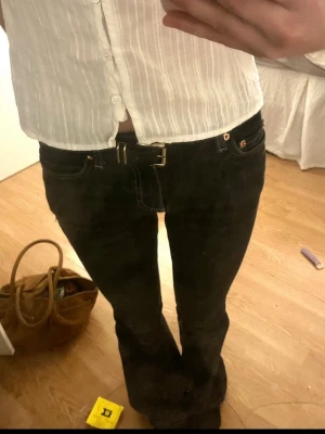 Svart bälte från H&M med gulddetalj - Svart bälte från H&M i storlek XS med  guldfärgad metallspänne💞