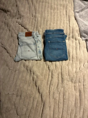2 Par Slim-fit Jeans (Tommy Hilfiger) - 2 par slim-fit jeans från Tommy Hilfiger i storlek 164, jeansen är i bra skick och har tagits hand om, om frågor och funderingar uppstår är det bara att skriva 👌