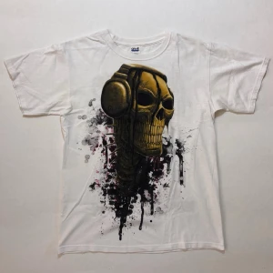 Korn Karnage Tour 2010 T-shirt - Korn t-shirt från 2010  Väldigt fint skick  100% bomull  Skicka ett meddelande om du har frågor eller vill se fler bilder