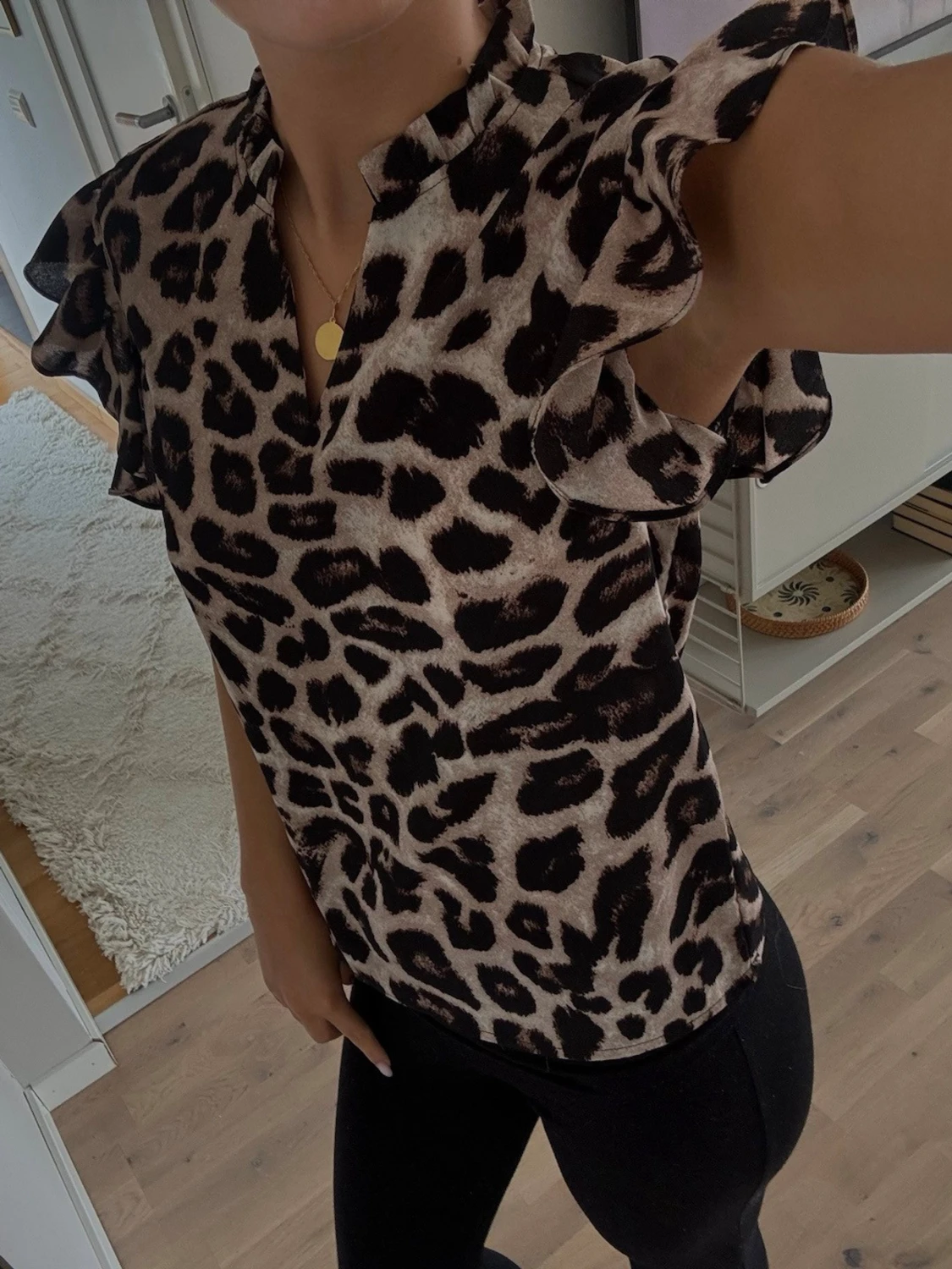 Leopardmönstrad blus med volangärm - 1