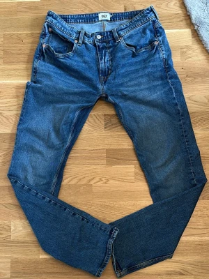 Blå raka jeans, lager 157 - Klassiska blå jeans i rak modell med fem fickor och knappgylf. Jeansen har en tidlös tvätt och kontrastsömmar. Passar perfekt till en avslappnad stil och är tillverkade i slitstarkt denimtyg.