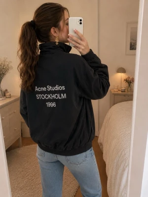 Acne studios jacka  - Jätte snygg och cool acne studios jacka utan defekter! Storleken är 44 och skulle säga att den passar dig som är 170-175 helt perfekt. Försöker frakta samma dag 😊