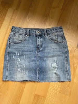 jeanskjol - Jätte snygg jeanskjol från monday, storlek m men passar mer som xs💕
