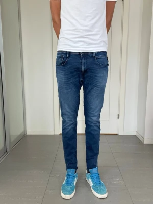 Replay Anbass Jeans  - Säljer nu dessa Replay Anbass Jeans, W34 o L30 med mått ca 40 o 100 cm. skriv för fler bilder/frågor🙌🏼