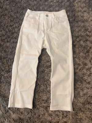 Vita capribyxor  - Trendig vit Capri byxa. Den sitter riktigt bra på kroppen men säljer eftersom den är för genomskinlig för min smak.  Köpt från shein för 207kr. 