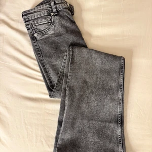 Grå low waist och boocut jeans💞 - Säljer mina helt oanvända jeans från H&M divided, Passar dig som älskar ett par lågmidjade och bootcut jeans. Jeansen är jätte snygga men tyvärr är dem alldeles för långa vid benen för mig. Hade passat bättre på dig som är 165-170cm. Har använt jeansen 1gång. 💕