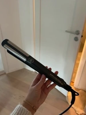 Svart plattång Björn Axén Tools - svart OBH Nordica Björn Axén Tools Straight & Curl Pro plattång. köpt för ungefär 2 år sen. funkar bra. säljer då jag köpt en ny. skriv vid intresse eller frågor 