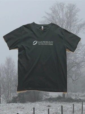 T-shirt med Tryck | Jaspersoft - Graphic tee för ett tech företag. Gott, använt skick.  Storlek XL, passar mer som L.  100% bomull  Skicka ett meddelande om du har frågor eller vill se fler bilder
