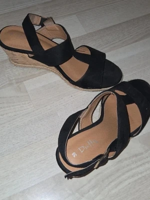 Svarta kilklackade sandaler - Använda 1 gång.