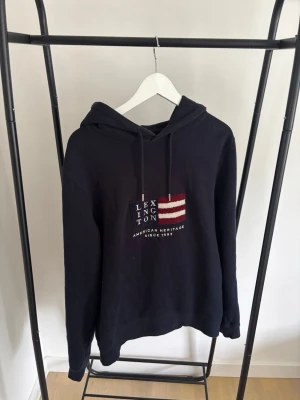 Lexington Navy hoodie (M) - Perfekt på vintern med dess tjocka tyg, enkel å snygg look. 