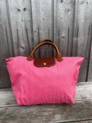     Rosa Longchamp-väska 🩷 - Äkta Longchamp väska i färg strawberry, äldre model i bra skick!