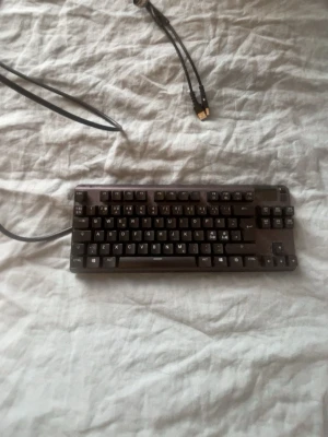 Svart mekaniskt tangentbord steelseries apex pro - Säljer ett kompakt svart mekaniskt tangentbord med USB-anslutning. Tangentbordet har en klassisk layout med numerisk del och tydliga vita tecken på tangenterna. Perfekt för gaming eller skrivbordsarbete. Omni point switches, världens snabbaste 0.1