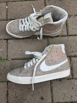 Färgglada höga Nike sneakers med blommönster - Unika höga sneakers med färgglatt blommönster och vita detaljer.